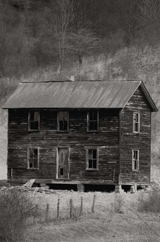 Dave: я сфотографировал заброшенный дом в лесах Западной Вирджинии. На заднем плане отчетливо виден призрак.