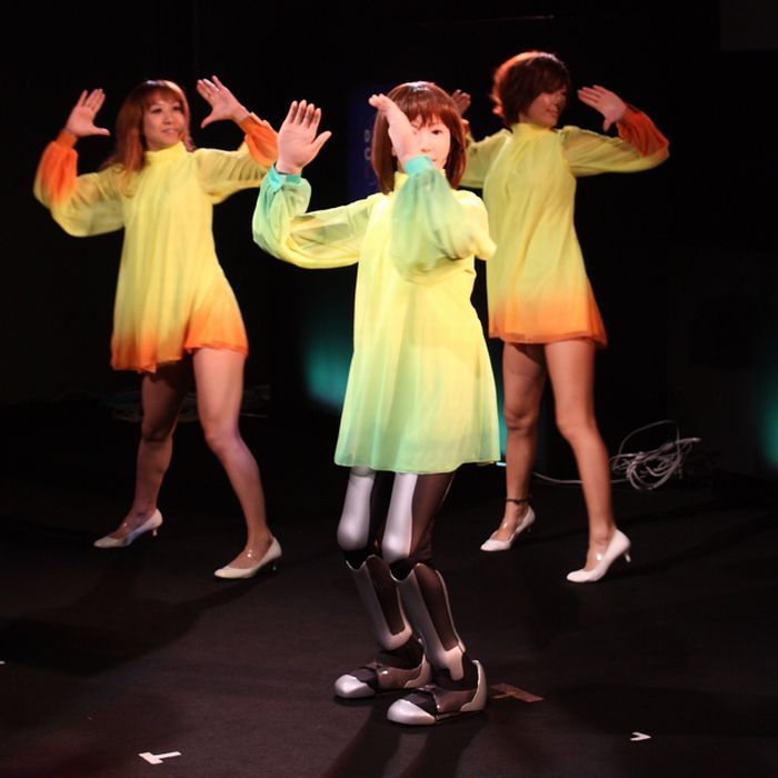 Танцующая человекоподобная девушка-робот HRP-4C (10 фото+видео)