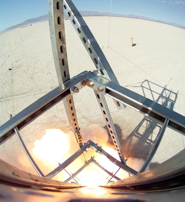 Самодельная ракета долетела до космоса (19 фото + 1 видео)