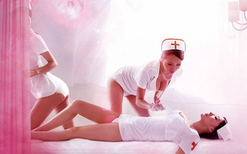 Две медсестры шалят с пациентом фото