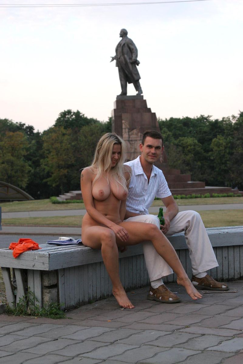 Голая девушка разгуливает по Харькову, 18+ (157 фото)