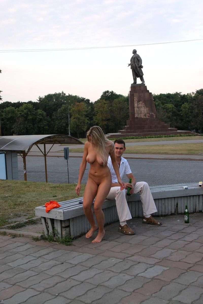 Голая девушка разгуливает по Харькову, 18+ (157 фото)