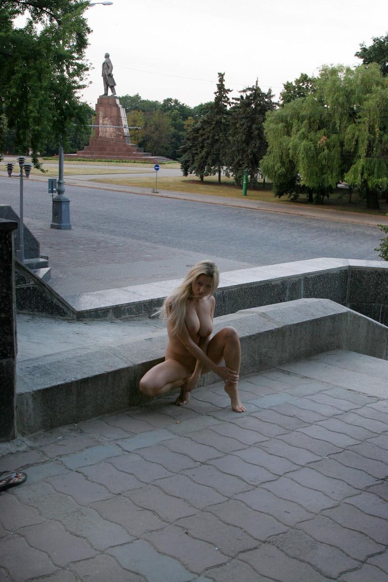 Голая девушка разгуливает по Харькову, 18+ (157 фото)