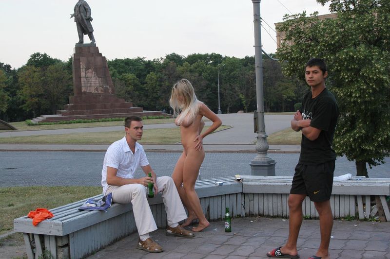 Голая девушка разгуливает по Харькову, 18+ (157 фото)
