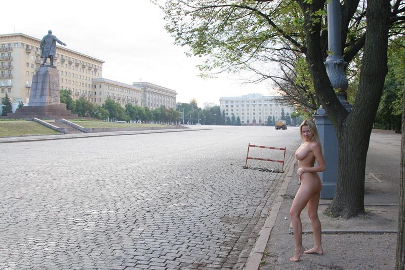 Голая девушка разгуливает по Харькову, 18+ (157 фото)
