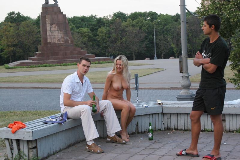 Голая девушка разгуливает по Харькову, 18+ (157 фото)