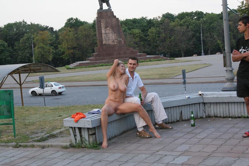 Голая девушка разгуливает по Харькову, 18+ (157 фото)