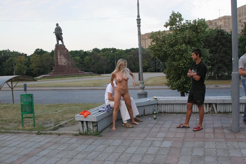 Голая девушка разгуливает по Харькову, 18+ (157 фото)