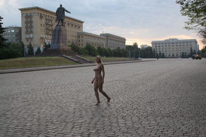 Голая девушка разгуливает по Харькову, 18+ (157 фото)