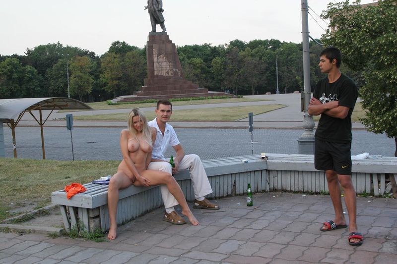 Голая девушка разгуливает по Харькову, 18+ (157 фото)