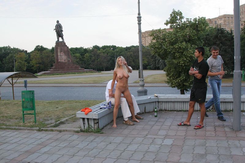 Голая девушка разгуливает по Харькову, 18+ (157 фото)