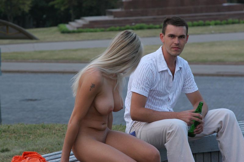 Голая девушка разгуливает по Харькову, 18+ (157 фото)