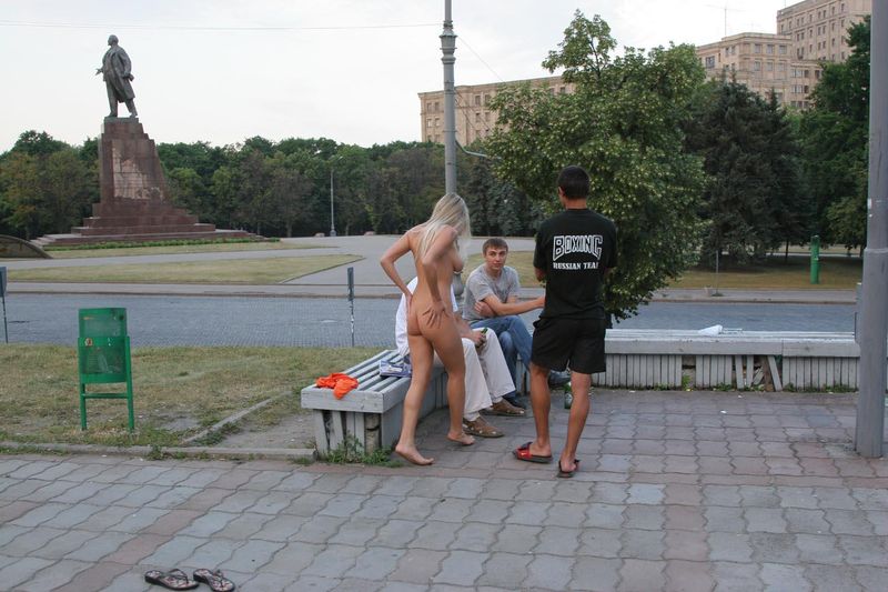 Голая девушка разгуливает по Харькову, 18+ (157 фото)