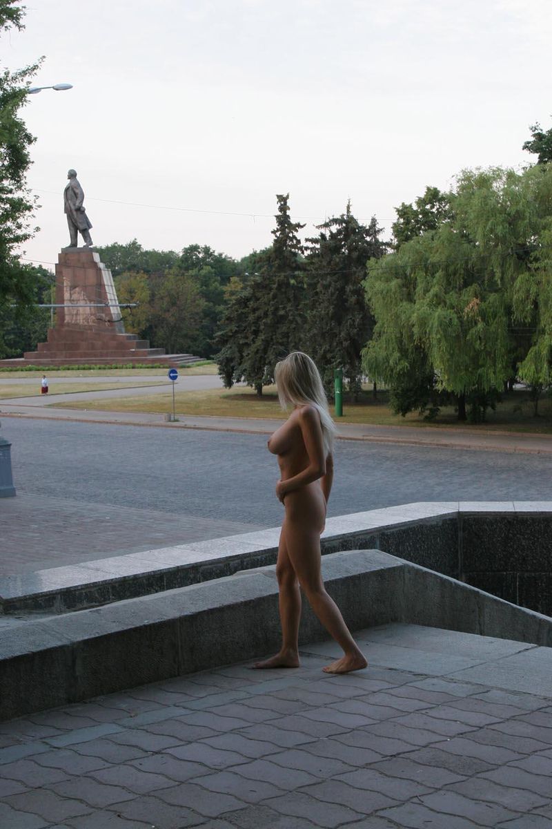 Голая девушка разгуливает по Харькову, 18+ (157 фото)
