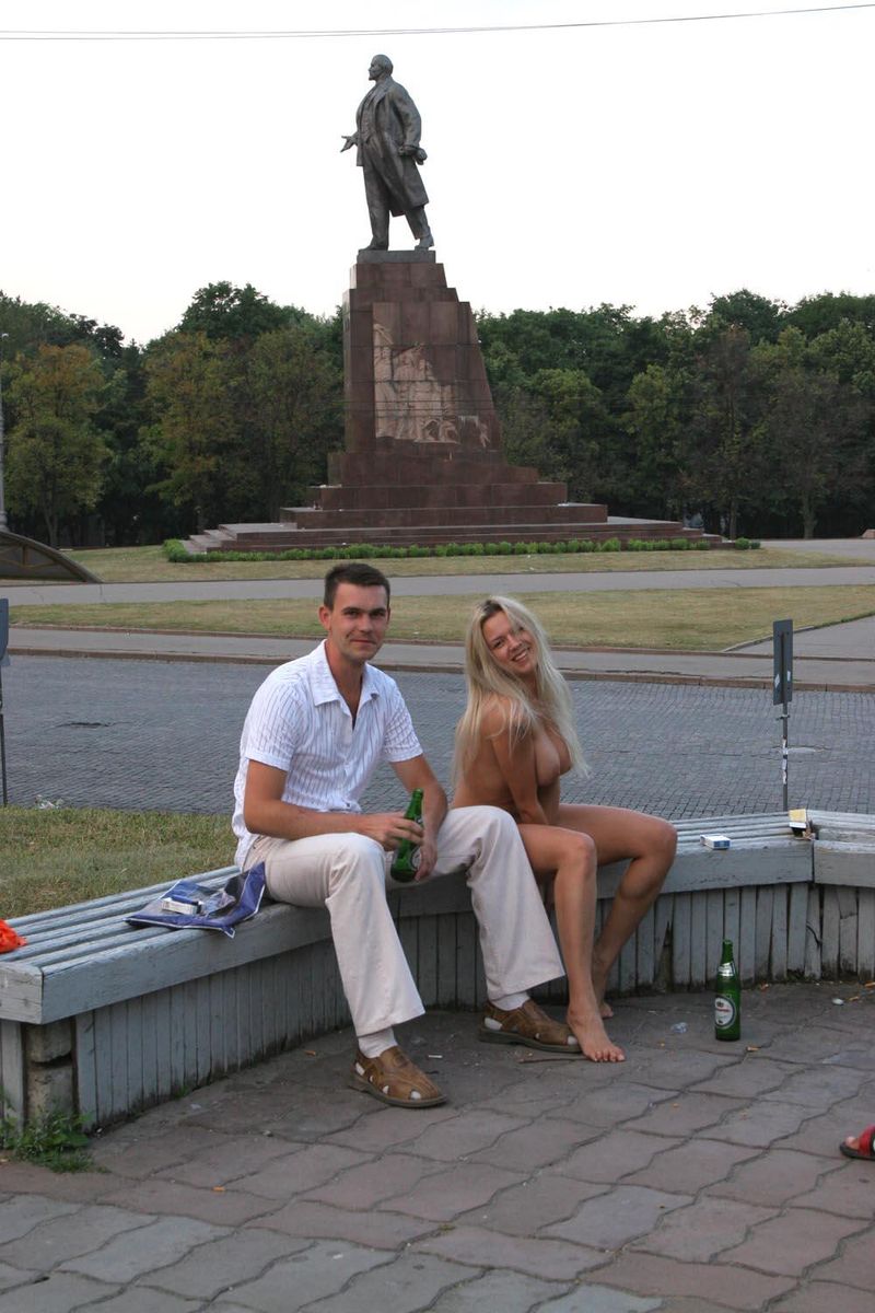 Голая девушка разгуливает по Харькову, 18+ (157 фото)
