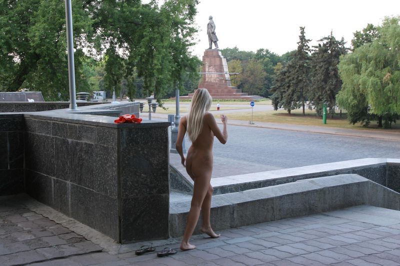 Голая девушка разгуливает по Харькову, 18+ (157 фото)