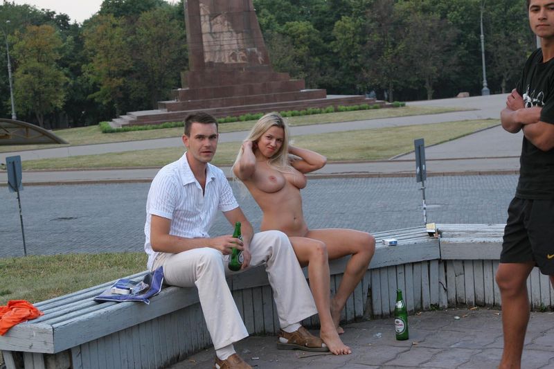 Голая девушка разгуливает по Харькову, 18+ (157 фото)