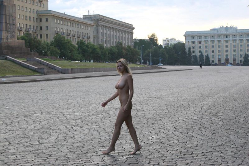 Голая девушка разгуливает по Харькову, 18+ (157 фото)