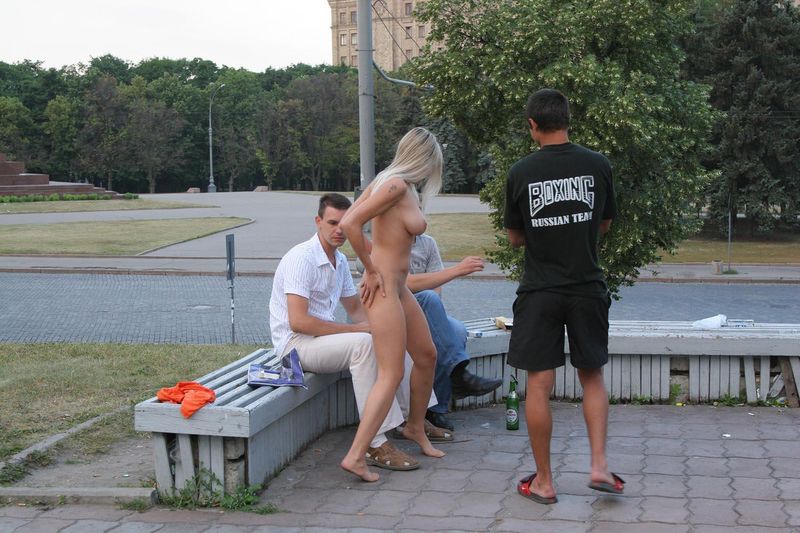 Голая девушка разгуливает по Харькову, 18+ (157 фото)