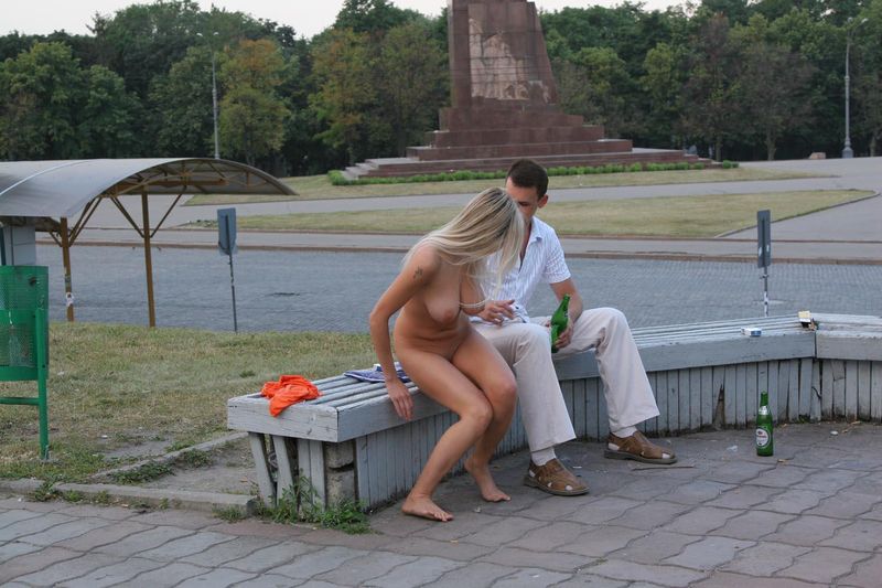 Голая девушка разгуливает по Харькову, 18+ (157 фото)