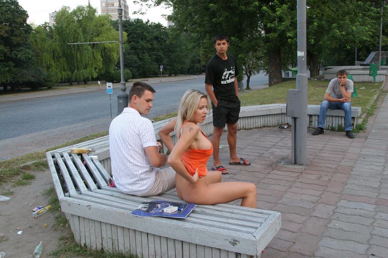 Голая девушка разгуливает по Харькову, 18+ (157 фото)