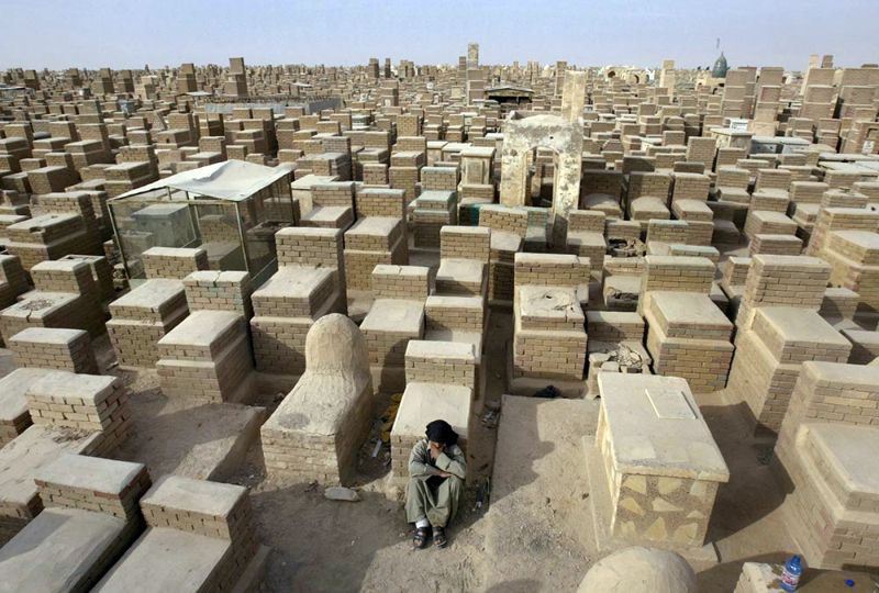 Самое большое мусульманское кладбище (4 фото)
