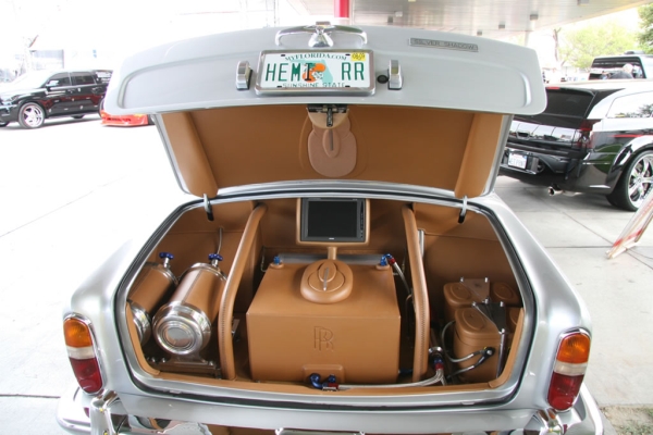 ����� ������� � ���� Rolls Royce (6 ����)