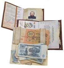 Средний этаж: правый полупотайной (застежка — под мышкой)<br> 9. Внутренний паспорт гражданина Украины<br> 10. Заграничный паспорт гражданина Украины<br> 11. Небольшая коллекция банкнот (в основном вышедших из обращения)