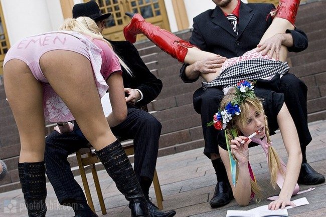 Преподаватели прилюдно отшлепали девушек FEMEN (53 фото)