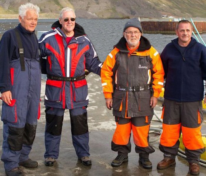 В Исландии рыбак поймал гигантского палтуса весом 220 кг (4 фото)