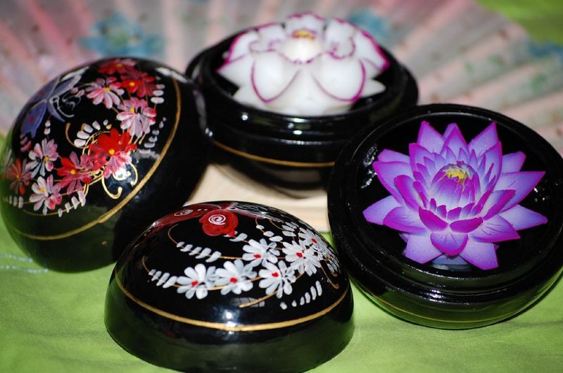 Продаются сувениры из мыла в специальных коробочках-шкатулках, которые изготавливают из кокосового дерева или дерева манго.