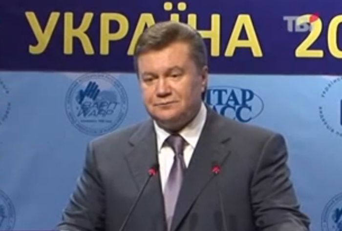 Янукович забыл название закона (видео)