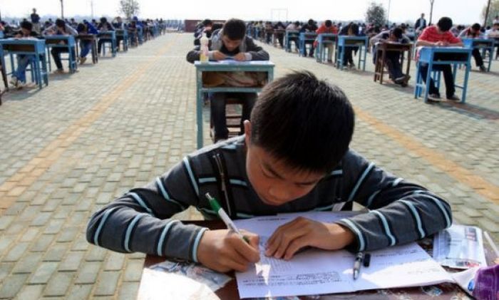 The fight against cheating in China (3 photos)