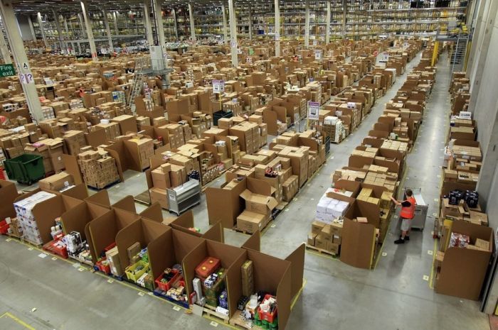 Взгляд изнутри на склад интернет-магазина Amazon (12 фото)