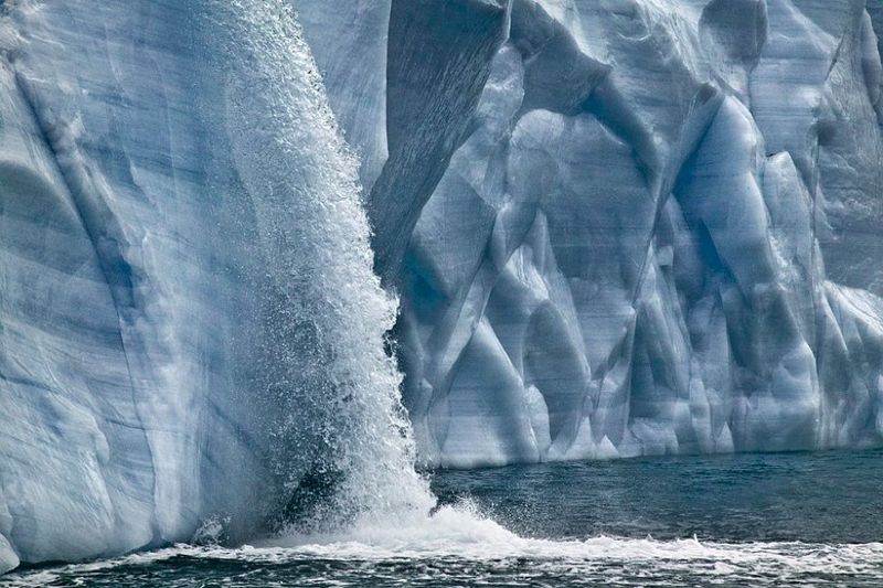 Водопады ледника Свальбард (9 фото)