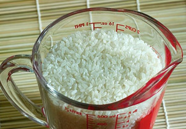 Приготовление риса для суши<br><br>Рис, а не рыба - самый важный компонент в суши. Именно от того, правильно ли его приготовили, зависит вкус всего блюда. Нам нужен рис в японском стиле, с короткими закругленными зернами. Обычный длинный не подойдет, он очень сухой, и поэтому удерживает слишком много воды. Рекомендуемые сорта: Nishiki, Kahomai, Maruyu, Kokuho и Minori.