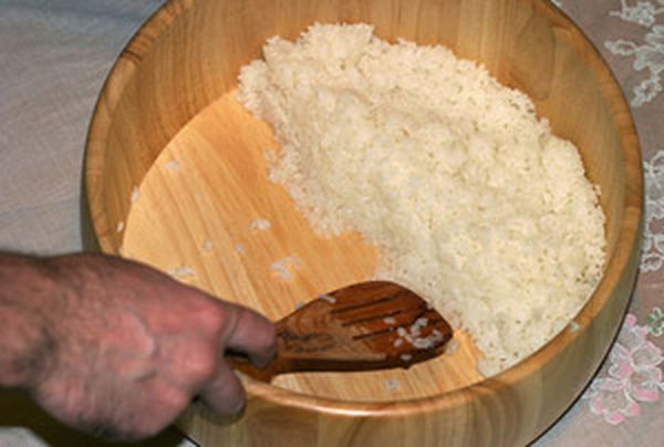  4. Пока рис настаивается, приготовить заправку для него. На две чашки риса понадобится 50 мл рисового уксуса, 30 г сахара и 10 г соли. Растворить сахар и соль в уксусе. Можно предварительно его слегка нагреть (очень слегка!).