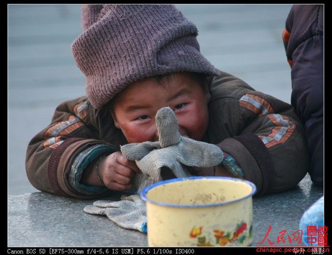 Мальчишка-попрошайка из Китая (14 фото)
