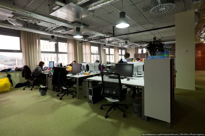 Сейчас в московском офисе работает около 100 сотрудников.