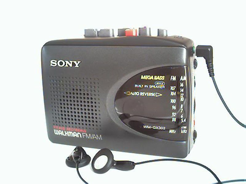 <b>ТЕХНОЛОГИИ, КОТОРЫЕ МЫ 
ПОТЕРЯЛИ</b><br><br>Кассетные плееры Walkman 
(Уолкмен)<br>Первые кассетные плееры Walkman были выпушены 
компанией Sony в 1979 году, последние – в апреле 2010 года. А 25 
октября кассетники Walkman были сняты с продажи компанией Sony. Первый 
портативный персональный стереоаудиоплеер под названием Stereobelt был 
изобретен бразильцем Павлом Андреасом еще в 1972 году. Компания Sony с 
1980 года вела переговоры с Павлом Андреасом относительно лицензионных 
отчислений, но окончательное соглашение по этому вопросу было принято 
лишь в 2003 году. Согласно соглашению Sony разово выплатила Андреасу 
около 10 млн. долларов, и согласилась делать лицензионные отчисления с 
продаж кассетных плееров.