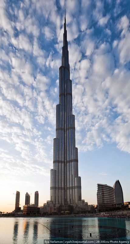 Местная пресса называет небоскреб «Башней гордости». В разгар 
экономического кризиса у башни забрали название «Бурж Дубай», 
переименовав ее в честь президента ОАЭ и эмира соседнего Абу-Даби: Шейх 
Халифа бен Зайед эль-Нахйан выдавшего Дубаю кредит в 10 млрд. долларов. 