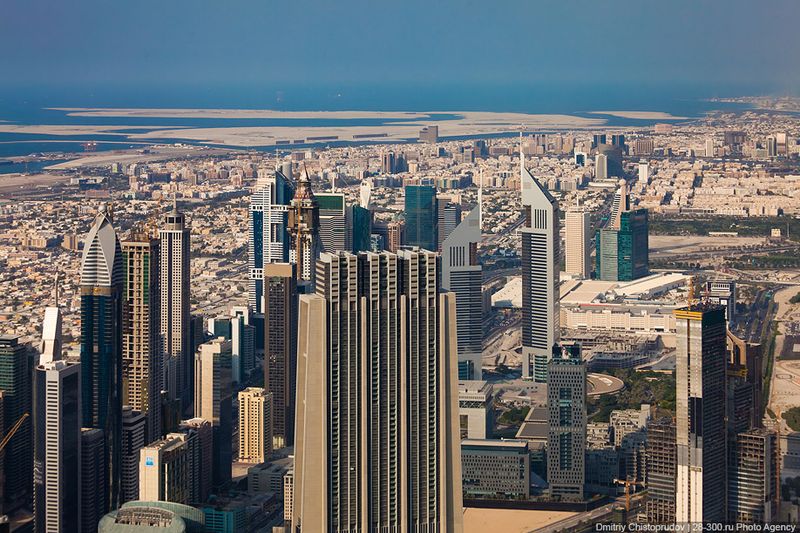 С доступной смотровой площадки можно наблюдать в сторону старой 
части Дубая, порта, Дубай-Крика, аэропорта и Шарджа.