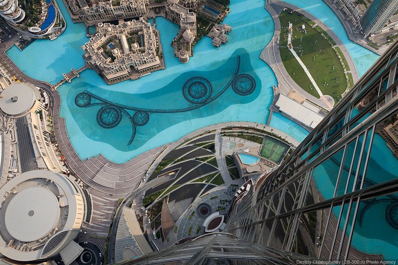  500 метров свободного падения... Вид вниз на систему установок 
музыкального фонтана Дубай. 