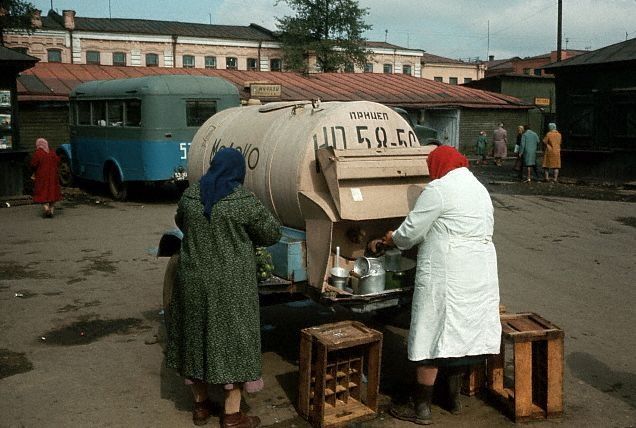 Молочница на рынке. Иркутск, 1965