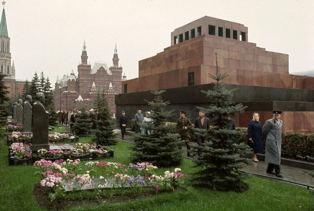 У могилы И.В.Сталина (пока без памятника), 1964