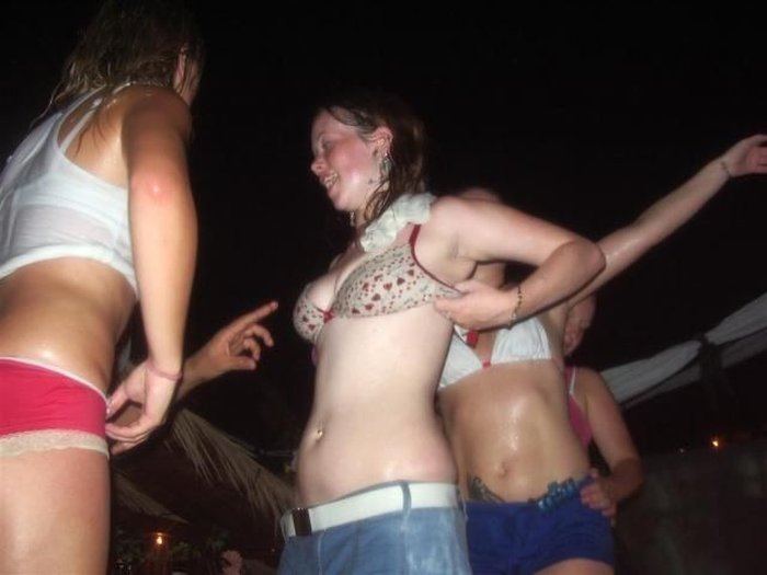 Девушки на пенной дискотеке в Египте (14 фото)