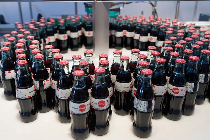 Самый медленный в завод по производству напитка находится в музее 
"Мир Кока-Кола".<br>- Но если захотеть, то он может 
работать со скоростью автомата Калашникова, ведь это современное 
оборудование, - рассказывает Филип Муни, директор архивного отдела 
компании.
