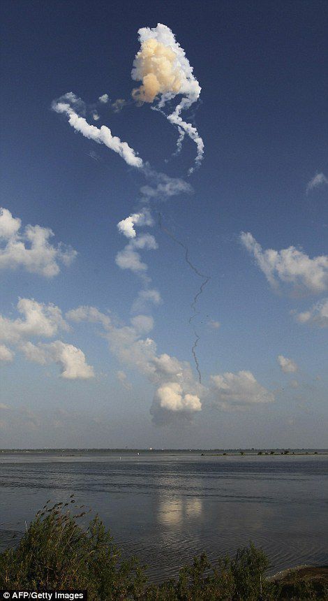 Взрыв беспилотного ракетоносителя (7 фото)