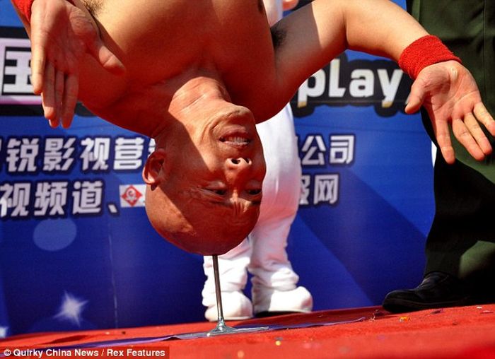 Stuntman Li Xin of China, stood on his head for 10 seconds on the spike (3 photos)