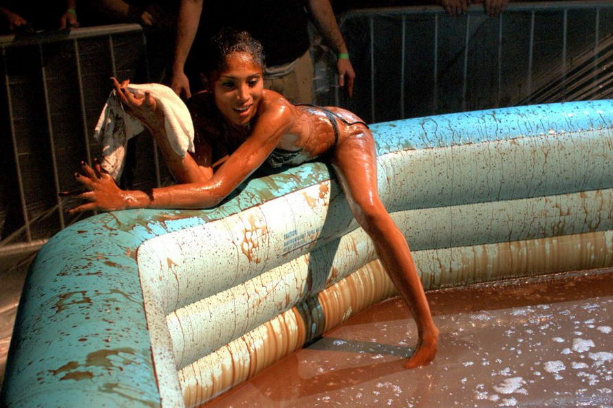 Видео какашки девушки. Девушка купается в шоколаде. Женские бои в бассейне с грязью.